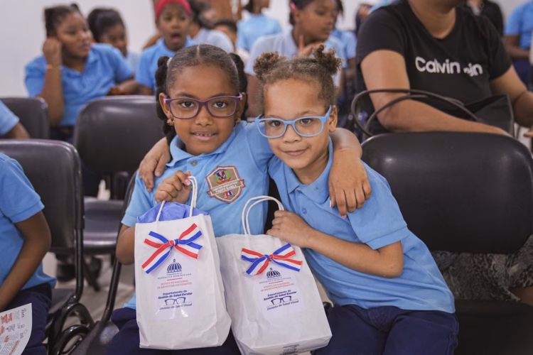 INABIE entrega más de 4,705 lentes y financia 20 cirugías a estudiantes Inabie entrega más de 4,705 lentes y financia 20 cirugías a estudiantes