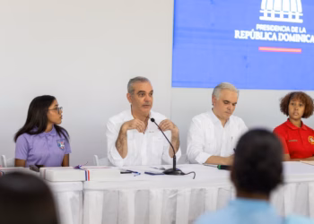 Abinader dispone plan especial para infraestructura escolar en independencia y entrega laptops