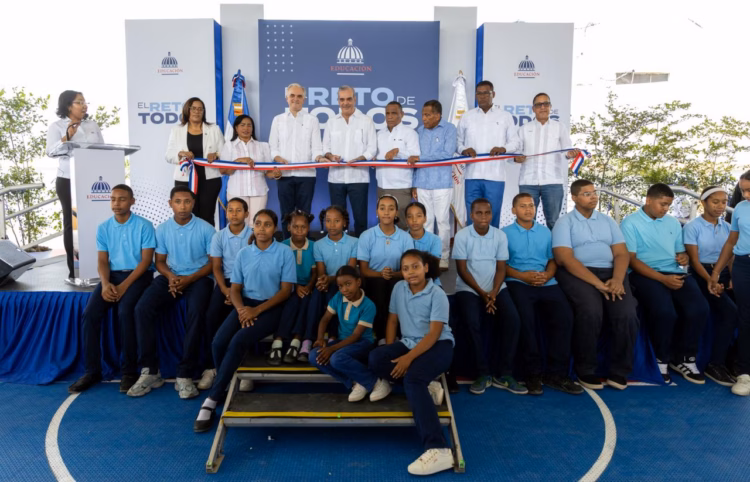 Abinader inaugura techado multiuso escolar en duvergé