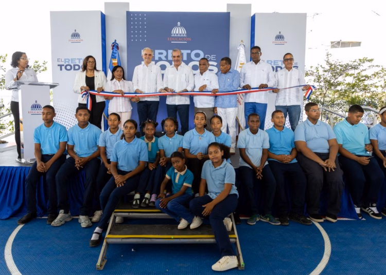 Abinader inaugura techado multiuso escolar en duvergé