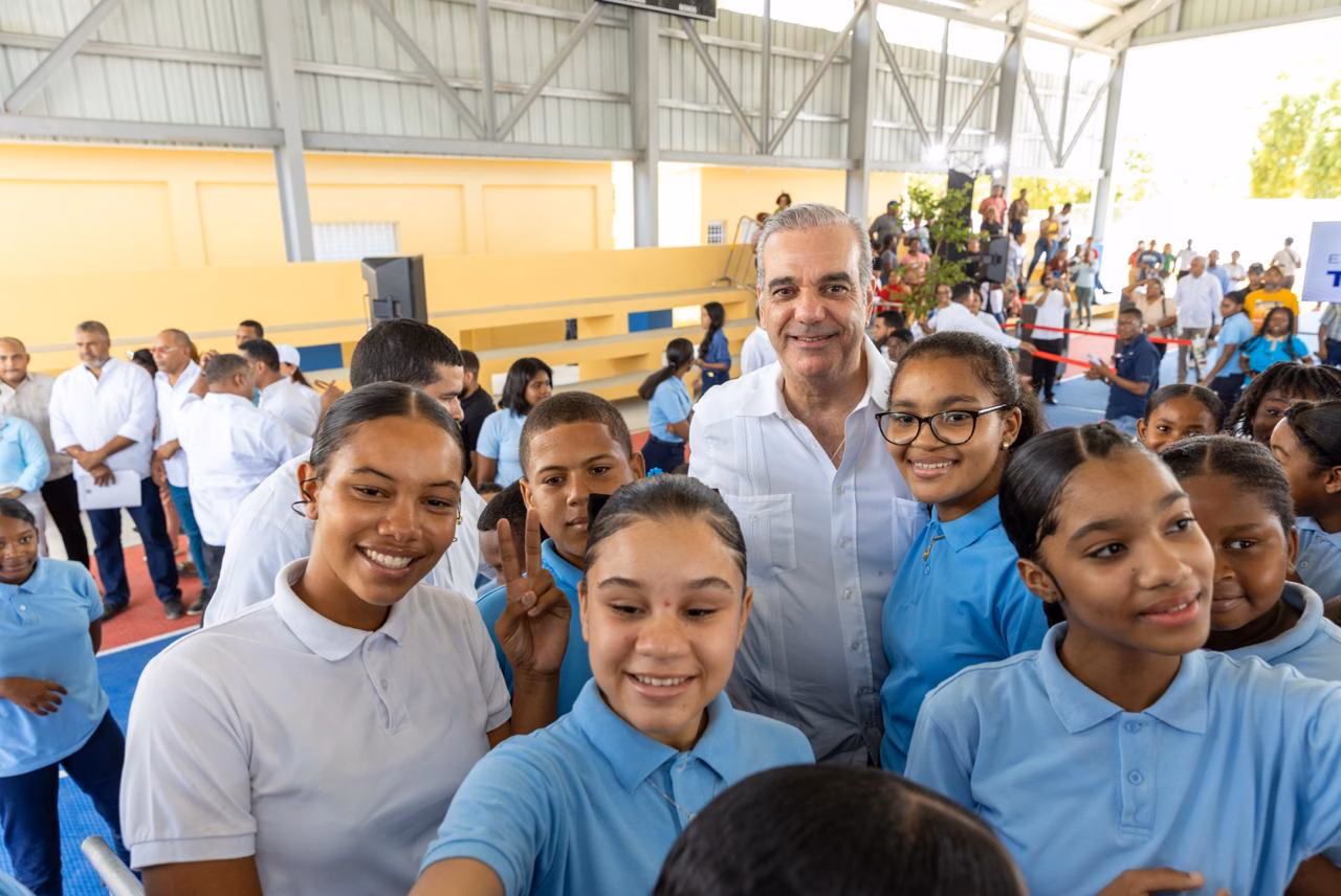 Abinader inaugura techado multiuso escolar en duvergé