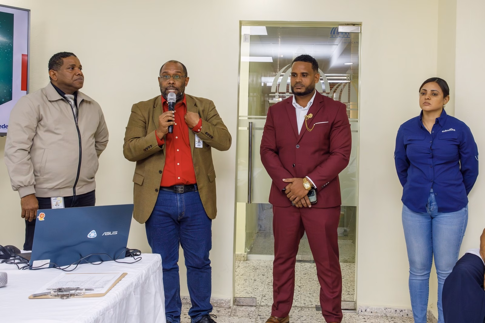Edeeste imparte charla sobre eficiencia energética en monte plata