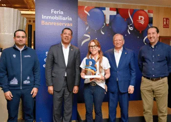 Blue Diamond Construction Group recibe reconocimiento de Banreservas en Madrid Blue diamond construction group recibe reconocimiento de banreservas en madrid