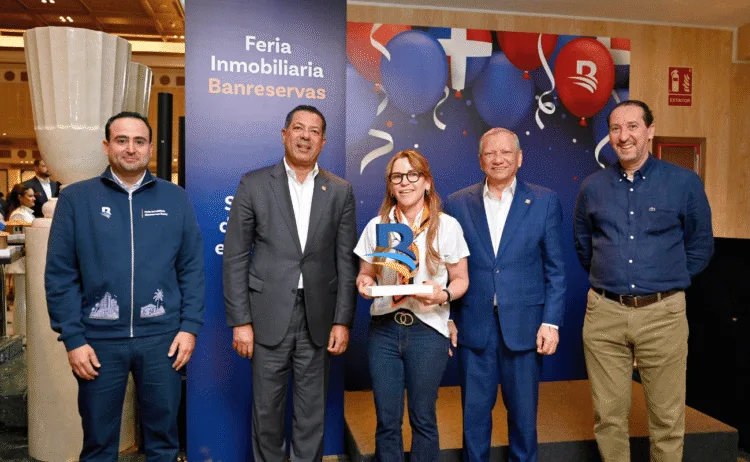 Blue diamond construction group recibe reconocimiento de banreservas en madrid