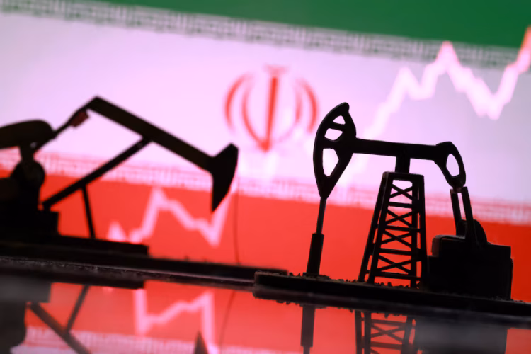 Eeuu lanza ataques contra objetivos en irán tras incidentes en el estrecho de ormuz; petróleo supera el 5 % de alza