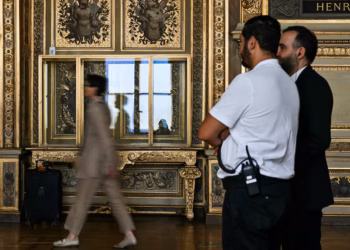 Reabrió al público la sala del atraco en el louvre, pero sin nada que robar