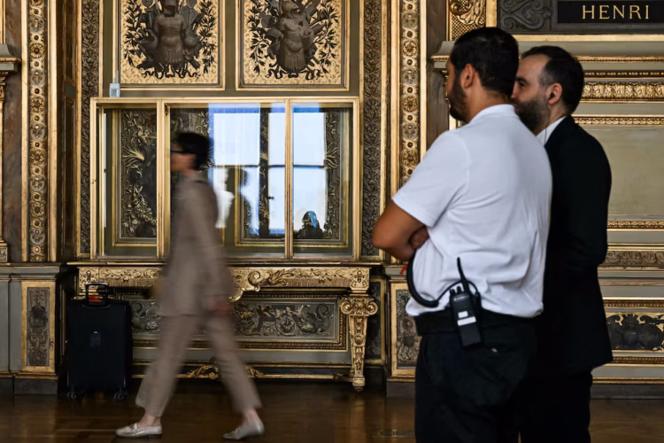 Reabrió al público la sala del atraco en el louvre, pero sin nada que robar