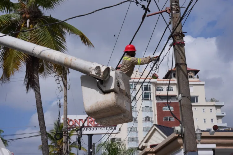 Indotel y adn inician retiro de 300 kilómetros de cables en desuso en la capital