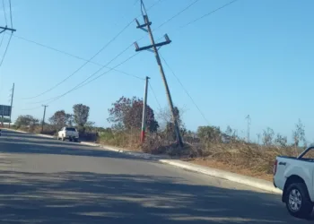 Poste roto por incendio provoca apagón en los alcarrizos