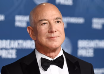 Jeff bezos, cerca de adquirir un tercio del liverpool