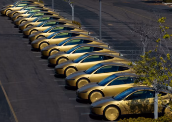 Tesla presenta el cybercab para impulsar sus robotaxis