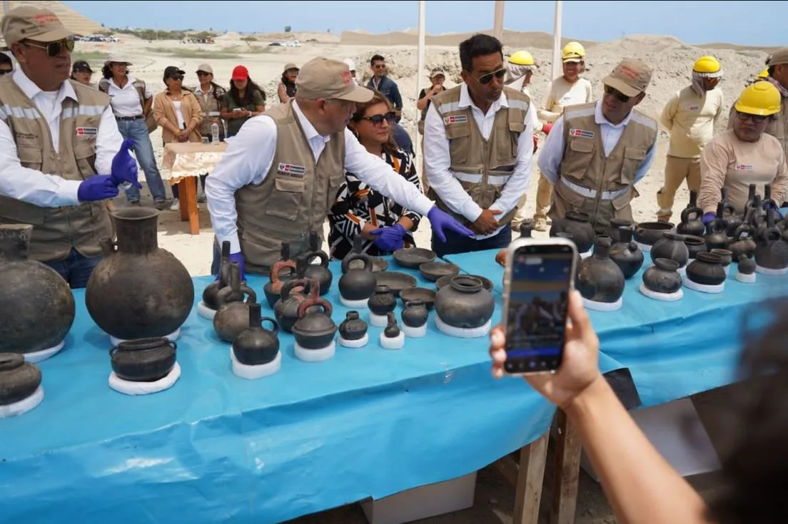 Hallan en perú tumba de élite intacta con restos de 38 personas de hace más de 600 años