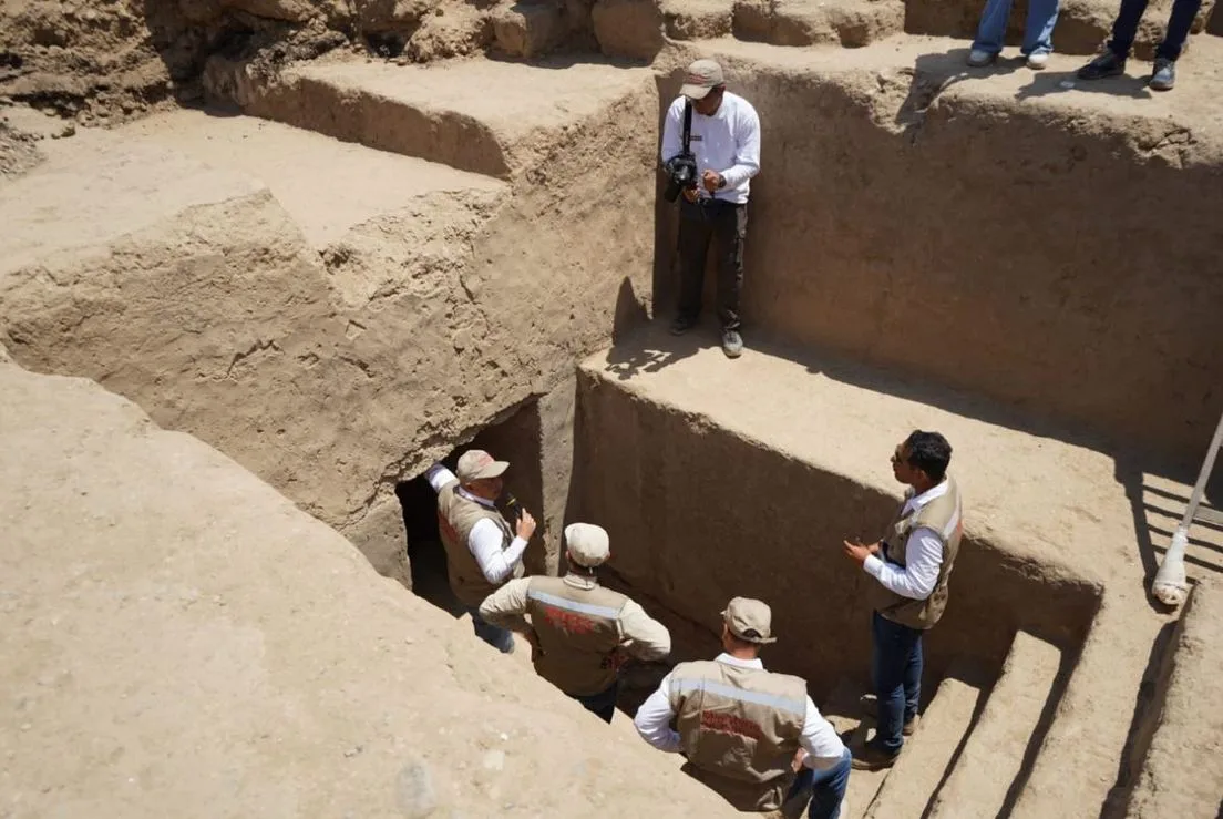 Hallan en perú tumba de élite intacta con restos de 38 personas de hace más de 600 años