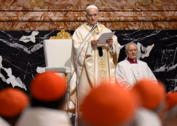 Papa león xiv elimina los recortes salariales impuestos por francisco en el vaticano