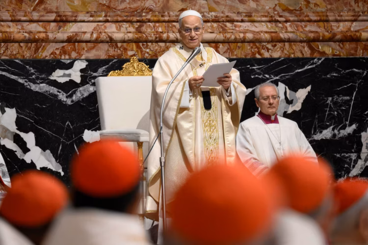 Papa león xiv elimina los recortes salariales impuestos por francisco en el vaticano