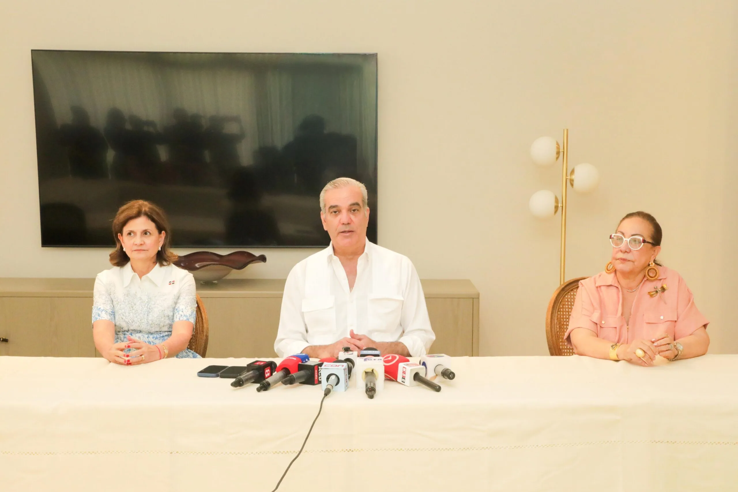Abinader anuncia ampliación a cuatro carriles de la carretera de licey al medio