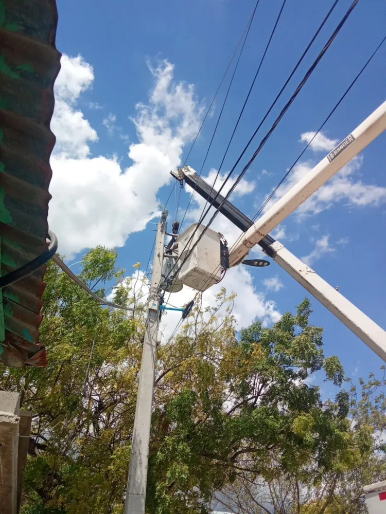 Edesur instala nuevo transformador para mejorar servicio eléctrico en Villa Jaragua Edesur instala nuevo transformador para mejorar servicio eléctrico en villa jaragua
