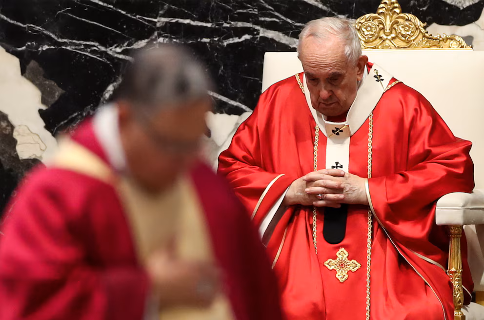 Papa león xiv elimina los recortes salariales impuestos por francisco en el vaticano