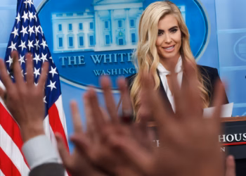 Casa blanca retoma las ruedas de prensa y pide renuncia de embajadora en grecia