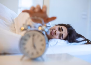 Dormir ocho horas y despertar cansado: qué puede estar afectando tu descanso