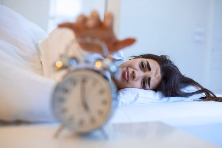 Dormir ocho horas y despertar cansado: qué puede estar afectando tu descanso